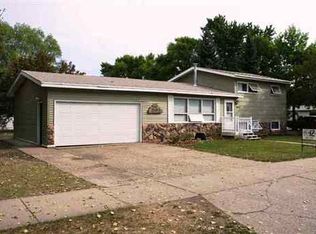 502 25th Ave NW, Minot, ND 58703