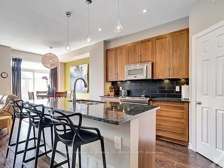 410 Stalwart Cres — Photo 4