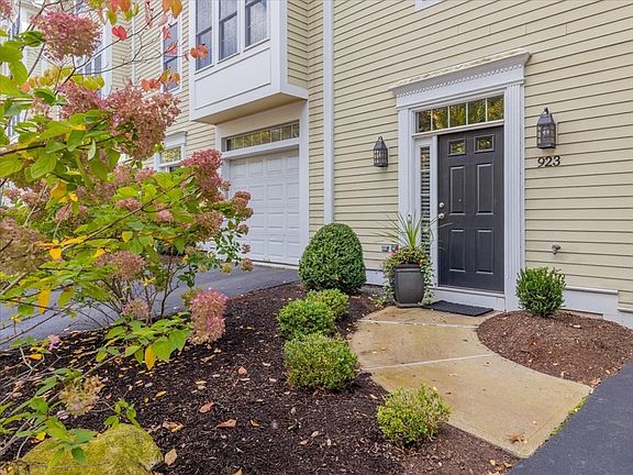 4th image of 923 Lagrange St Unit 923