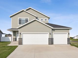 10211 Burgundy Dr, Horace, ND 58047