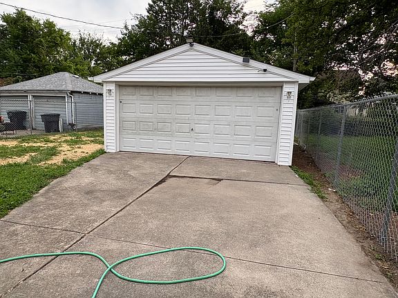 2nd image of 12857 Robson St