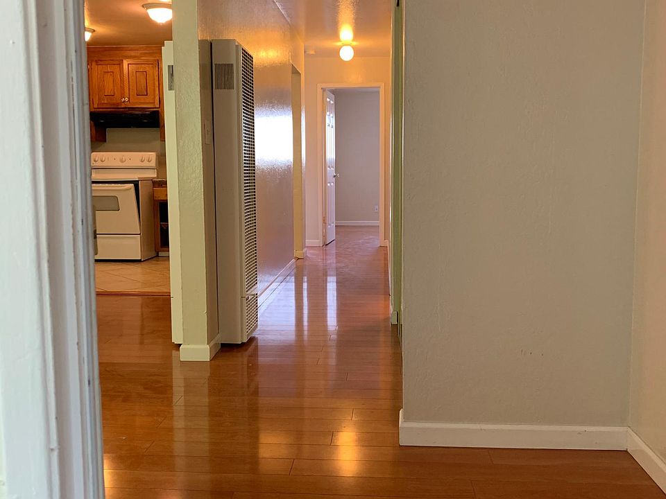 Front entry into Apt 2