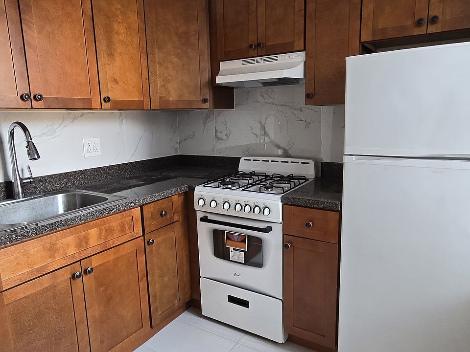 2nd image of 31-14 Crescent St #3B
