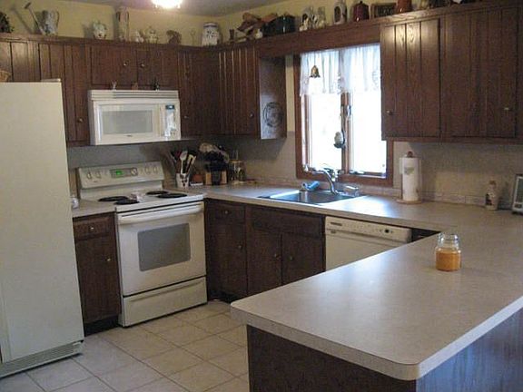 Pleanty of workspace in this roomy kitchen!