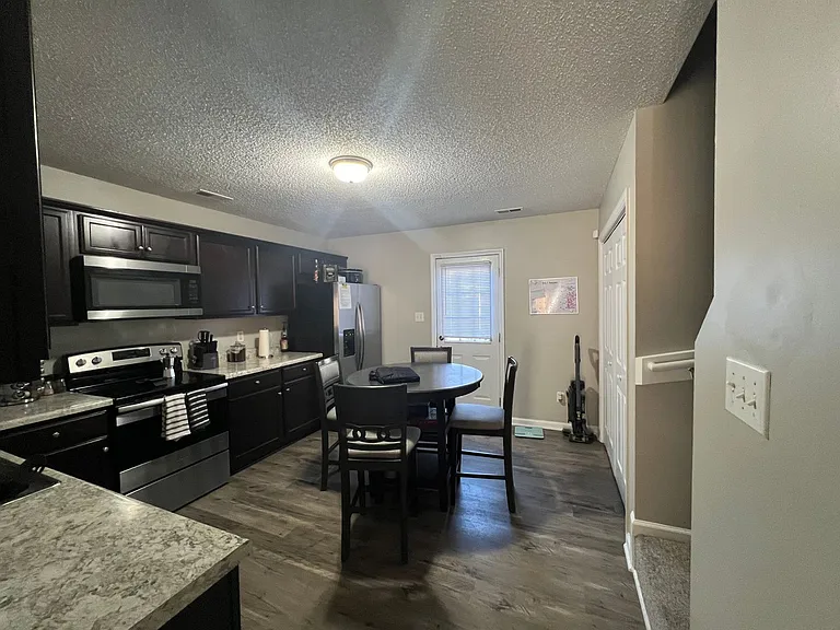 205 Meadowbrook Ln — Photo 4