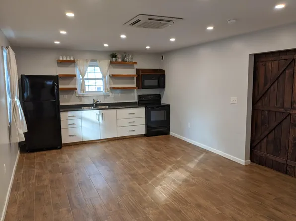 25 Meadow Ln, Smoketown, PA 17576