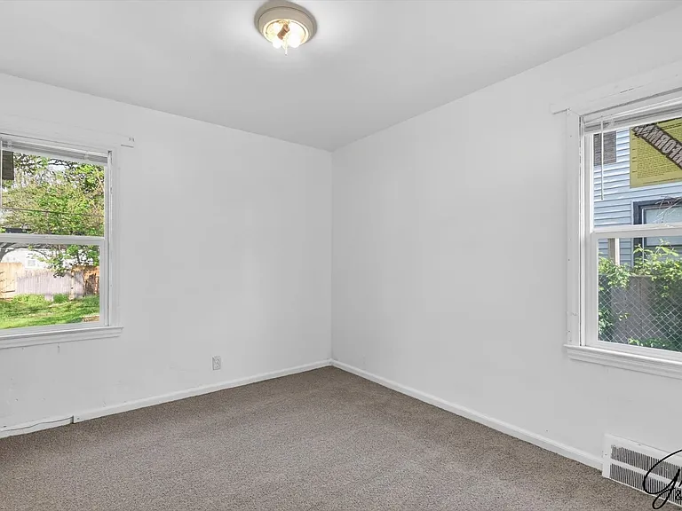 20259 Oakfield St — Photo 15