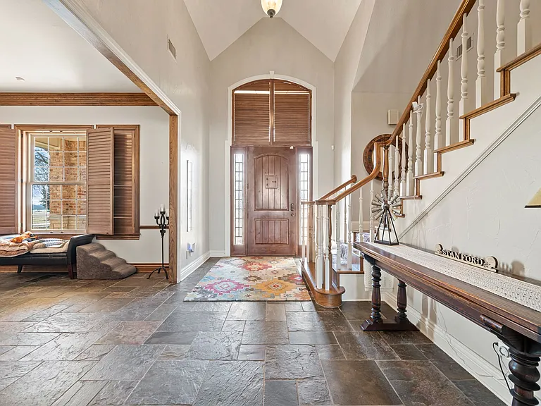 208 Highpoint Cir — Photo 8