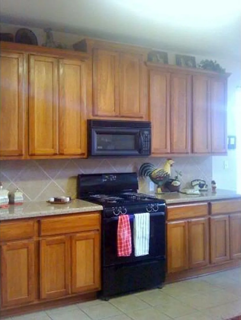 Great 4 Bedroom With All The Bells And Whistles — Photo 4