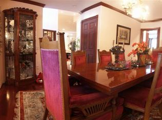 3828 Woodcliff Rd, Sherman Oaks, CA 91403