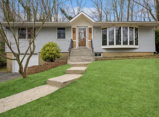 9 Deepdale Ct, Glen Cove, NY 11542