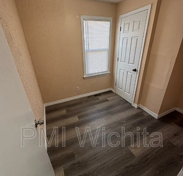 1931 S Washington Ave — Photo 5