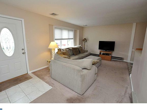 4th image of 208 Shalstone Ln