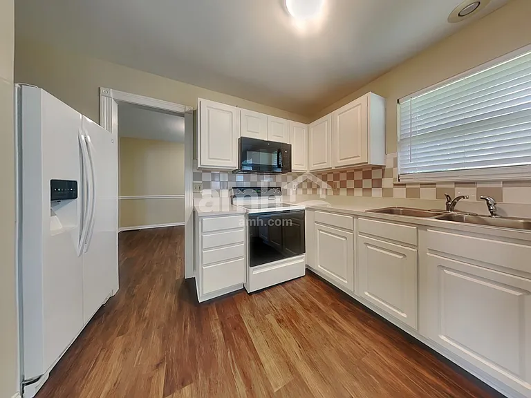8420 Stratford Ct — Photo 3