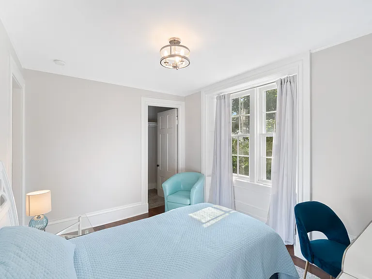 77 Coggeshall Ave — Photo 5