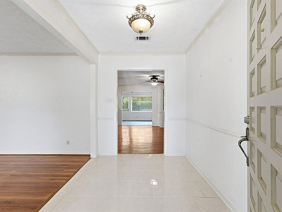 5th image of 1327 Castle Hill Trl