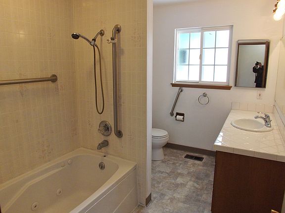 Main Bath with jetted Tub