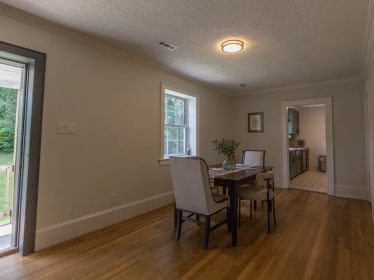 516 W King St — Photo 3