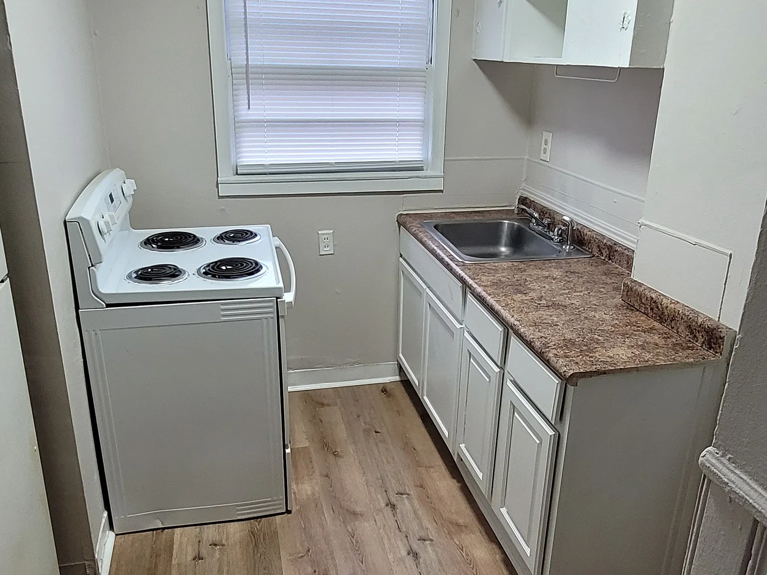 3 bed, 1.5 bath, 2008 sqft, $1,195 — Photo 2