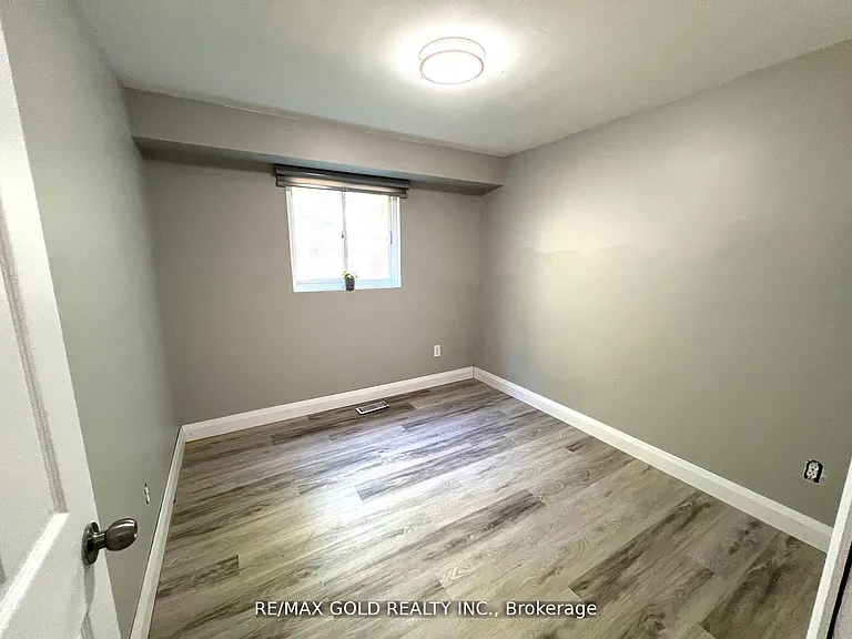 156 Mooregate Cres #LOWER — Photo 14