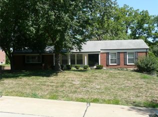 350 Meadowbrook Dr, Ballwin, MO