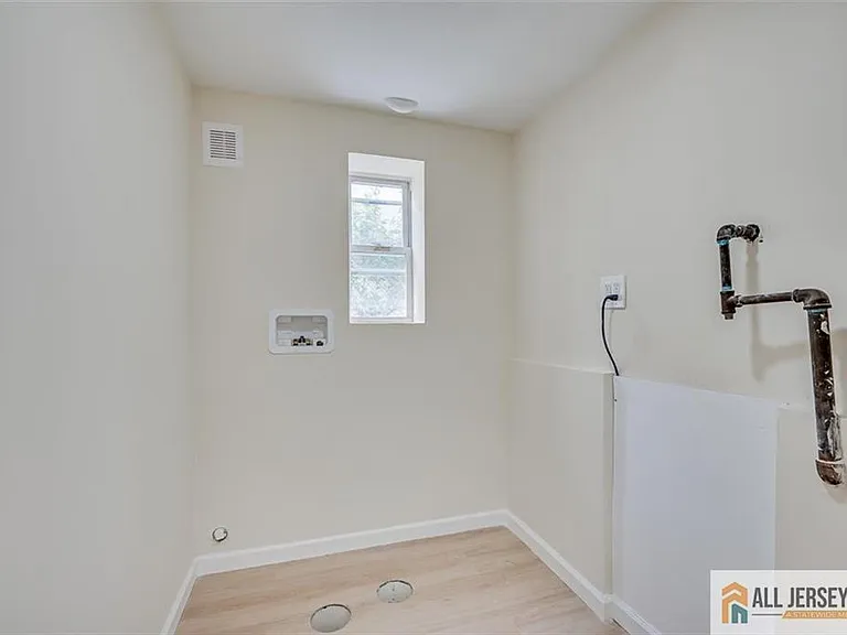 42 Hyde Ave — Photo 18