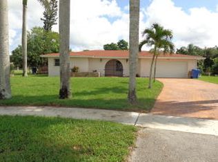 916 Linda Ct, Royal Palm Beach, FL 33411