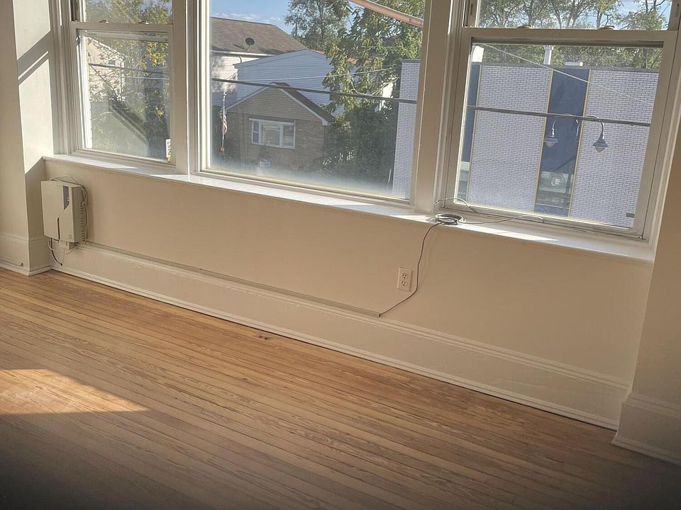 2nd image of 700 Main St