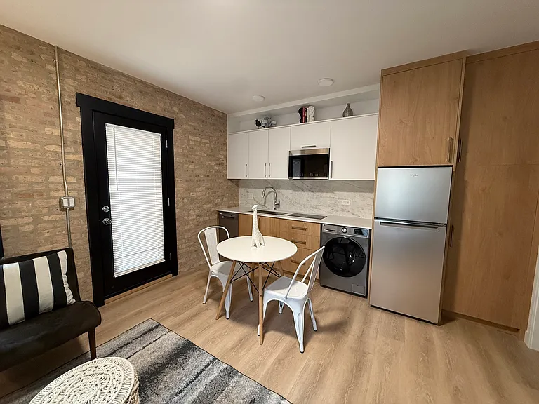 2111 W Augusta Blvd #1W — Photo 3