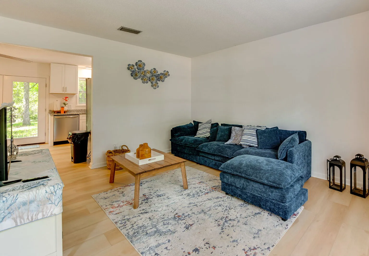 3 bed, 2.0 bath, 1288 sqft, $2,300 — Photo 2