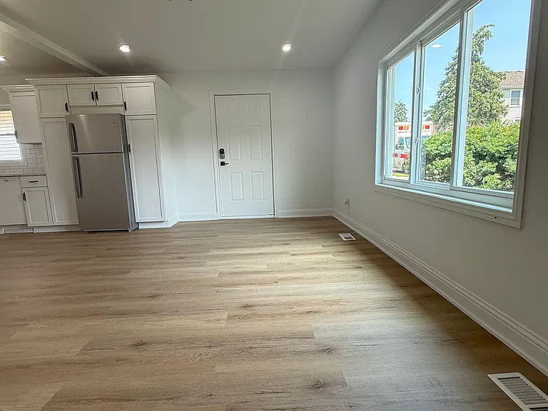 526 Ledochowski St — Photo 7