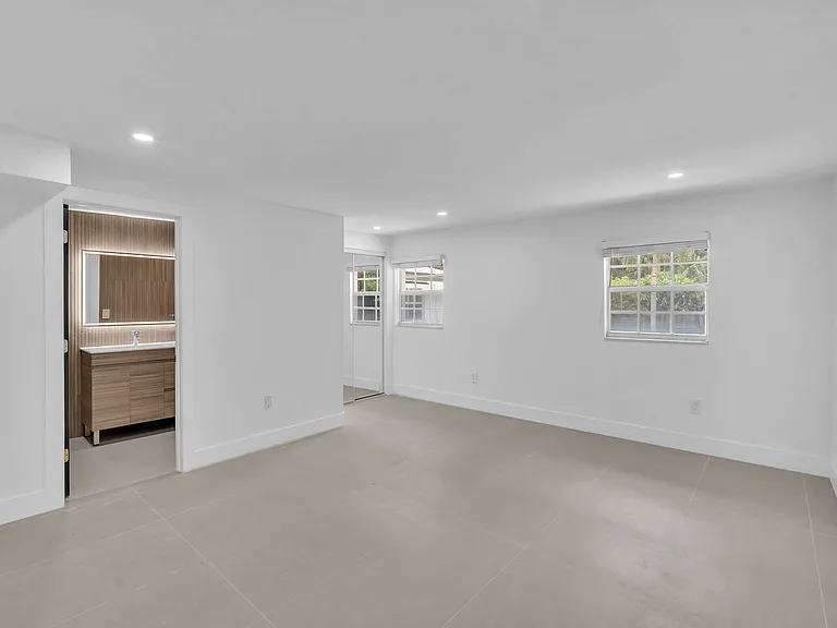 5148 SW 28th Ter — Photo 16
