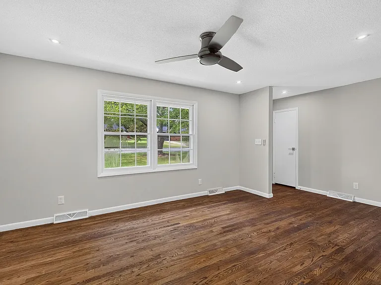 906 Vandora Ave — Photo 2