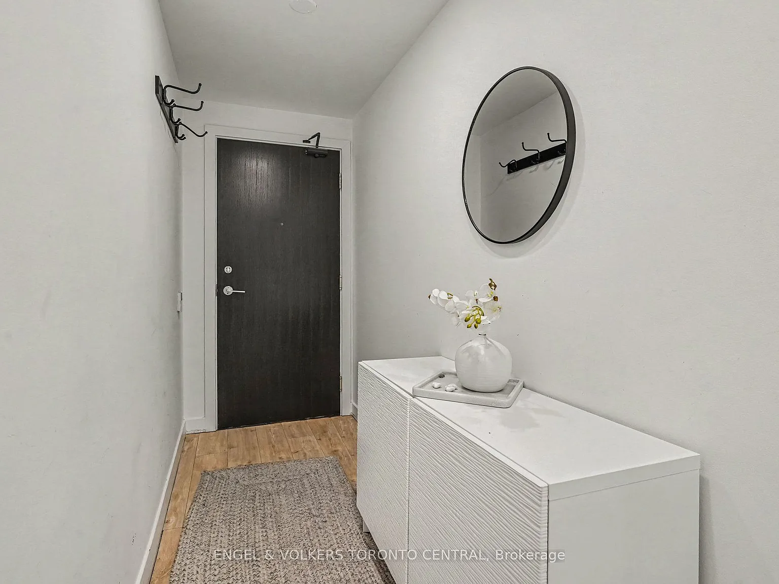 33 Charles St E — Photo 2