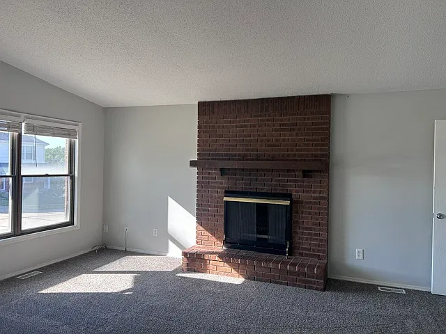 3 bed, 1323 sqft, $1,995 — Photo 4