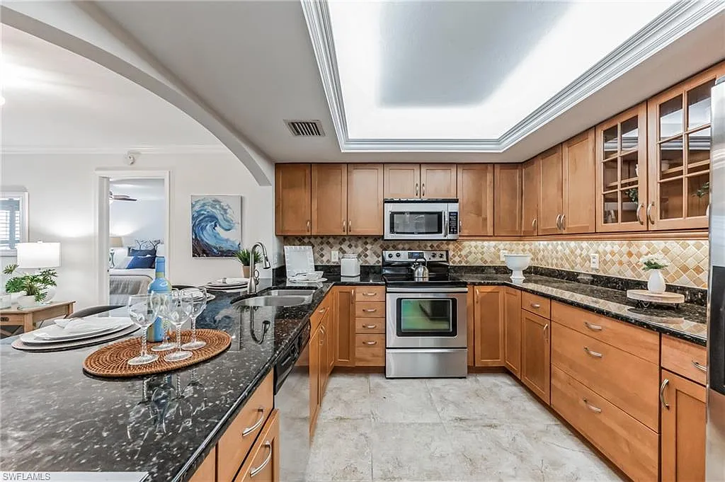 2 bed, 2.0 bath, 1423 sqft, $7,800 — Photo 2