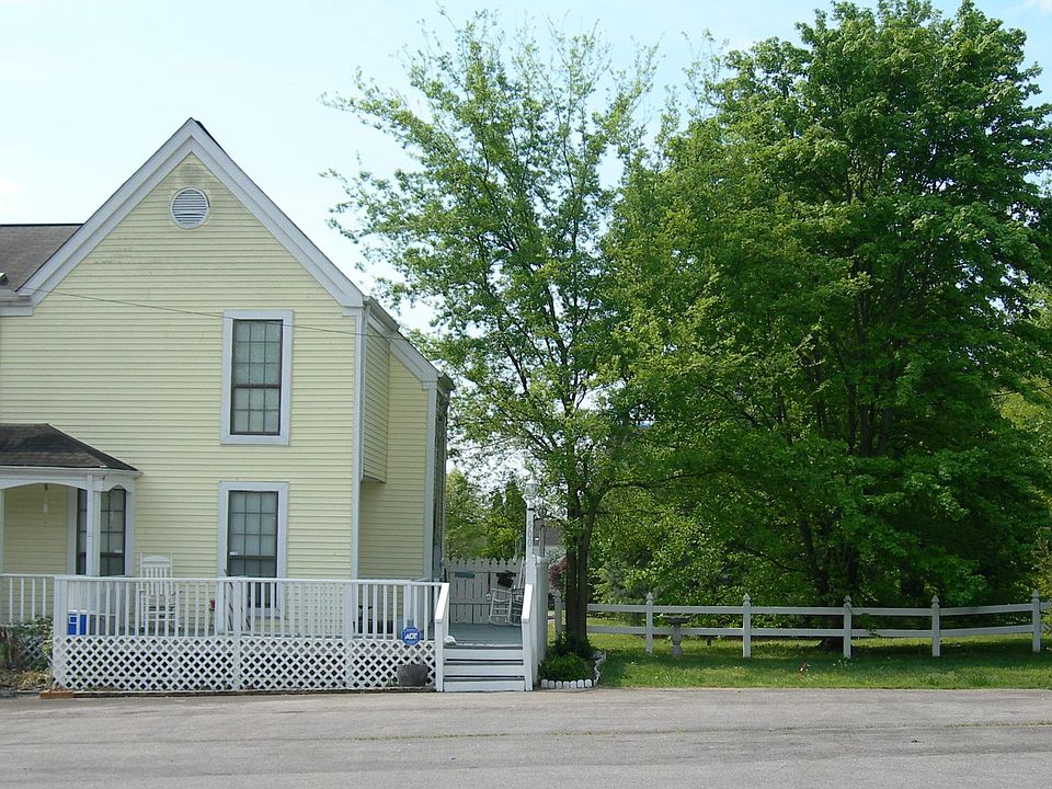 Front of house and yard