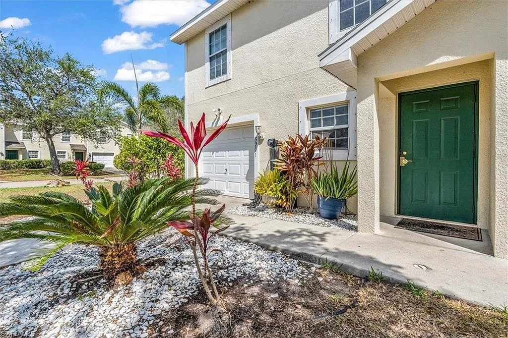 Oak Crest Villas — Photo 1