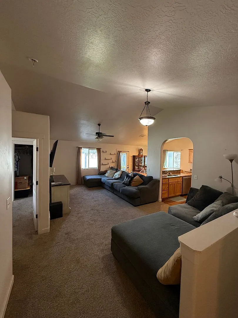 Charming Rambler Style! Private & Fenced Yard in Cul de sac! — Photo 3