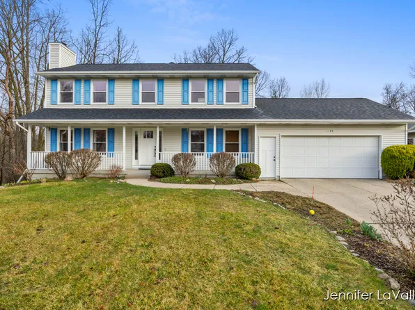 611 Grand Woods Ct NE, Grand Rapids, MI 49525