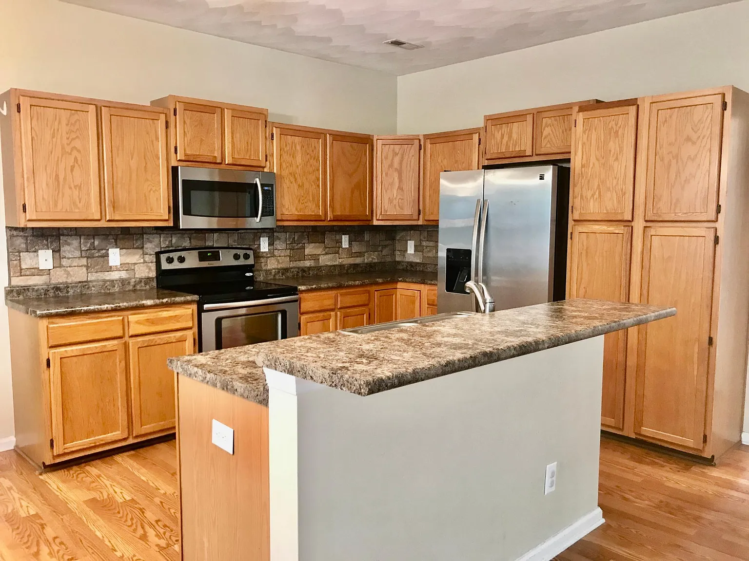 4 bed, 2.5 bath, 2842 sqft, $3,225 — Photo 3