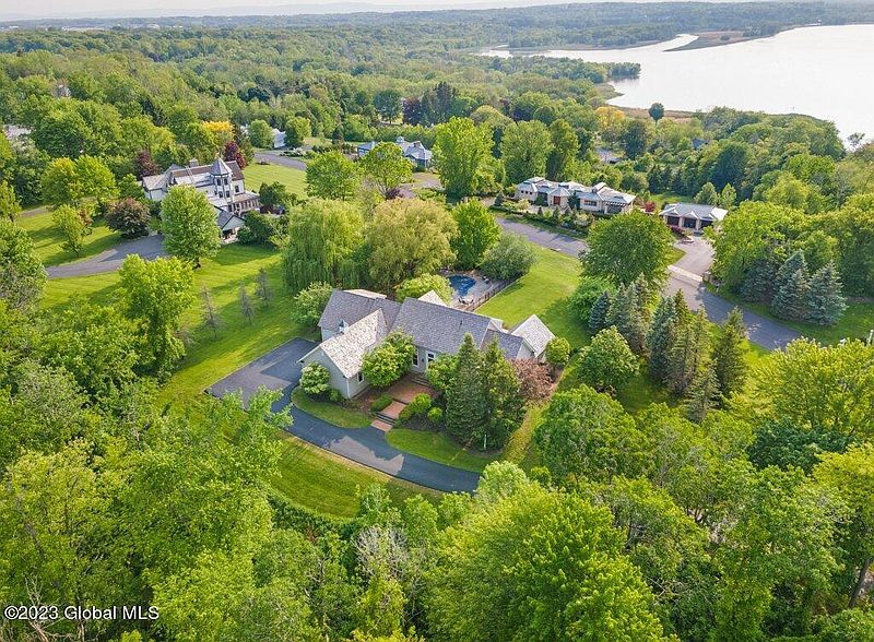 2nd image of 8 Shaker Bay Road