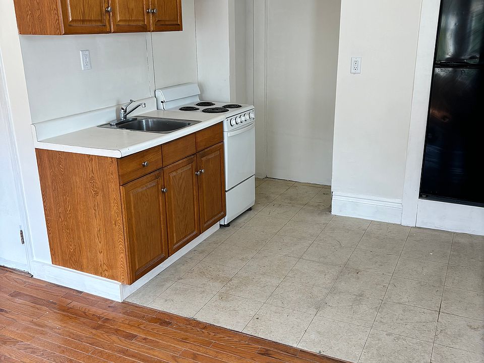 2nd image of 138 Crescent St APT 6