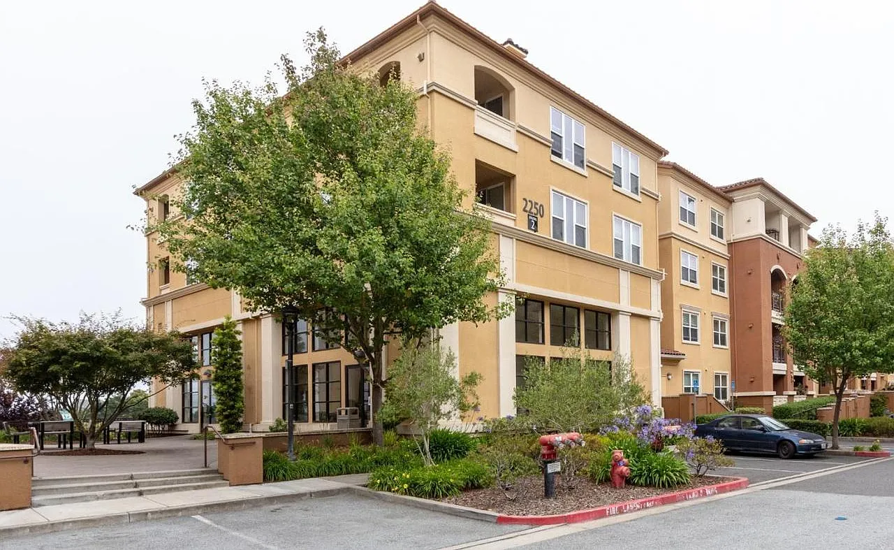 2 bed, 1082 sqft, $4,300 — Photo 1
