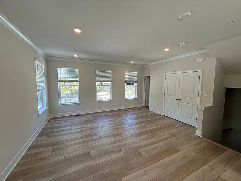 2102 Winterberry Ln — Photo 2