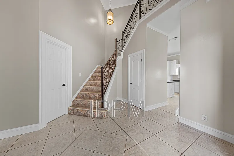 4 bed, 3.5 bath, 2695 sqft, $3,000 — Photo 2