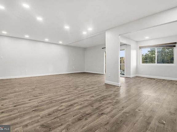 5th image of 1 Stonehenge Cir APT 9