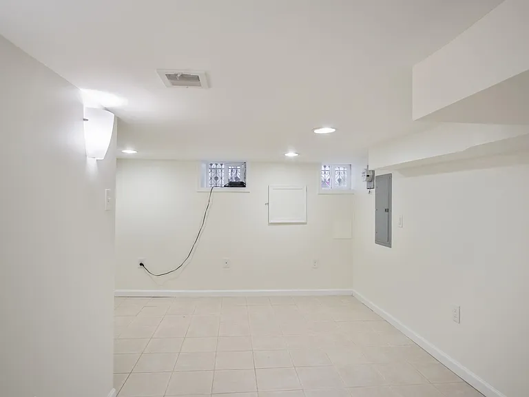 2355 E Harold St — Photo 14