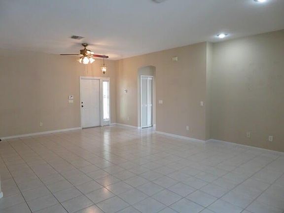5th image of 601 NW Waverly Cir