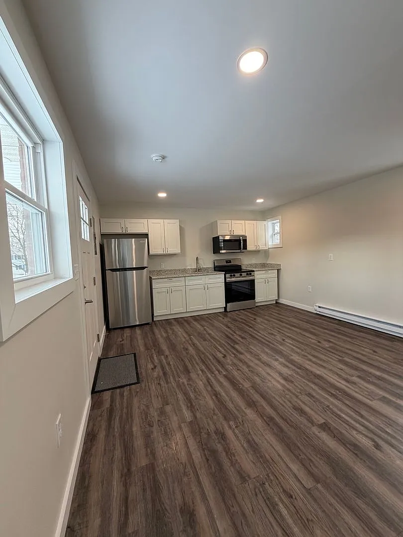 Free 1 Month Rent!! Beautifully Remodeled And Completed 1 Bedroom Apartment — Photo 1